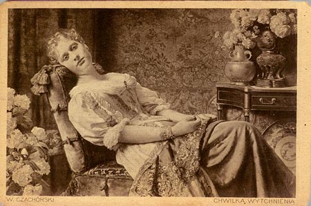 kobieta wiejska z kogutem